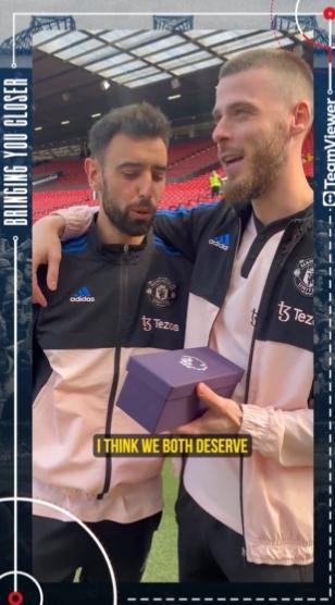 （德赫亚fifa）德赫亚给B费颁发全场最佳奖杯，B费打趣：要不咱俩一人一半？