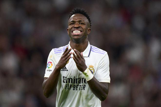 （足坛冷空气!三大豪门同夜爆冷遭联赛首败）3-2！1-0！足坛冷门夜：3大豪门输球，巴萨笑了，C罗纪录被超越