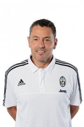 尤文助教:接受裁判的判罚不想引发争议,下半场表现更好本该扳平