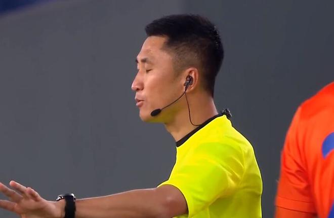 （马宁中超裁判）不愧是中超金哨：马宁在超级杯的3个判罚，堪称“明察秋毫”