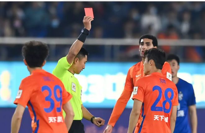 2-0!武汉三镇史上第4座冠军奖杯诞生!山东球迷:郝伟下课
