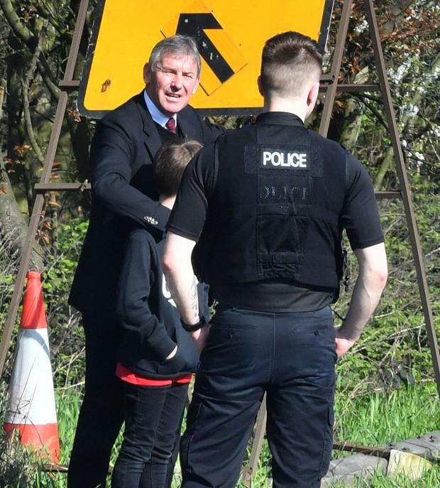 太阳报：罗布森在去看曼联vs埃弗顿前遭遇交通事故，奔驰被追尾