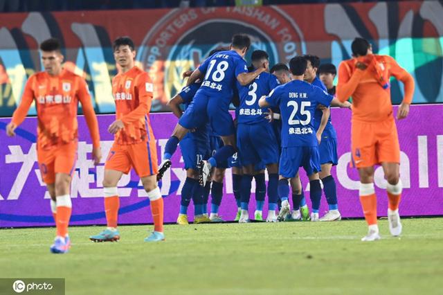 胖马识球丨中年大叔对决精壮小伙，老泰山打不过新三镇