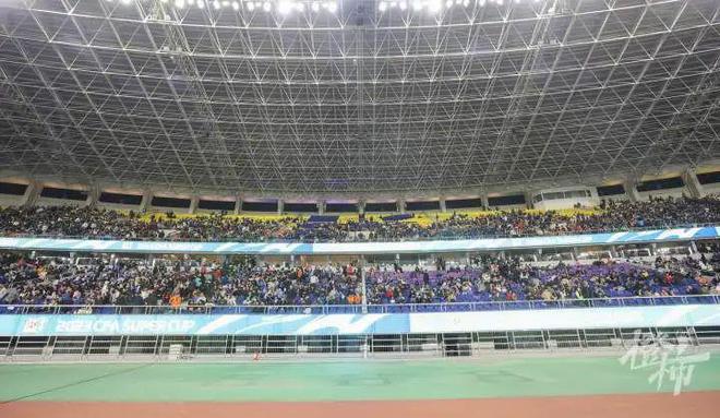 （黄龙足球）久违了！昨晚近3万球迷齐聚黄龙，“上次看球还是2019年”