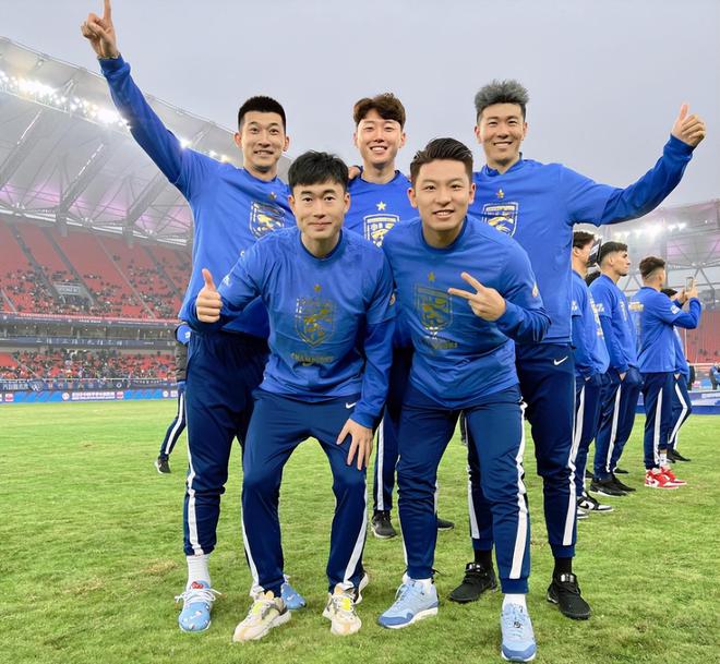 26998人见证2-0！三镇首夺超级杯冠军，泰山输球输人，马宁掏红牌