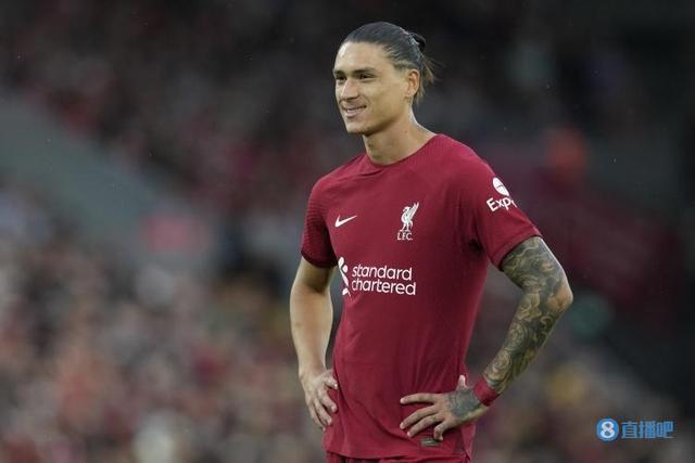 （利物浦对阵阿森纳赛前集体散步,努涅斯缺席了吗）利物浦对阵阿森纳赛前集体散步，努涅斯缺席