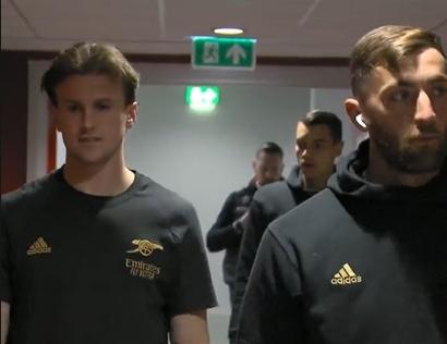 （萨利巴转会阿森纳）萨利巴缺战阿森纳全队抵达安菲尔德，萨利巴并没有随队出征