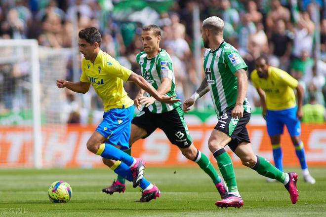 （皇马爆冷负10人西乙b队）刺激，0-2大冷门，皇马的绊脚石轰然倒下，惨遭西甲第15爆冷