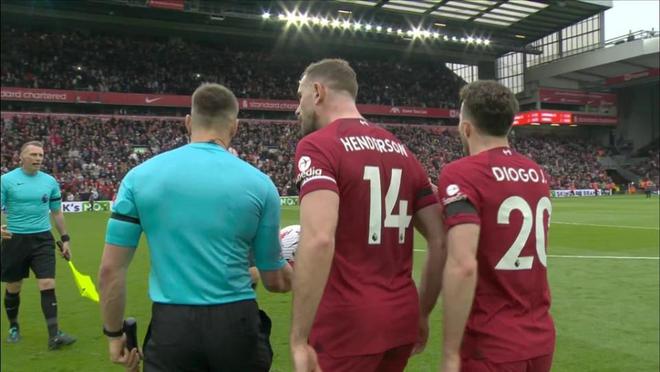 （罗伯逊击球）肘击罗伯逊边裁或遭重罚，裁判公司将彻查，1人曾被禁赛12场