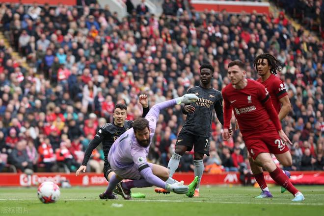 菲尔米诺绝平，2-2利物浦绝境爆发，连扳2球逼平领头羊，曼城笑了