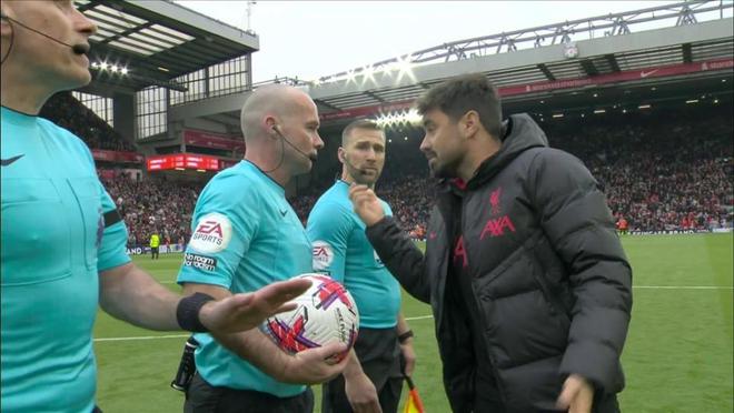 （利物浦中场铁三角）活久见！被边裁肘击后铁卫染黄，利物浦球员暴怒，围攻裁判组