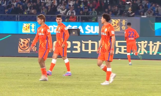 （山东泰山队孙准浩）泰山队返回济南，超级杯失利敲响警钟，孙准浩红牌不带入联赛