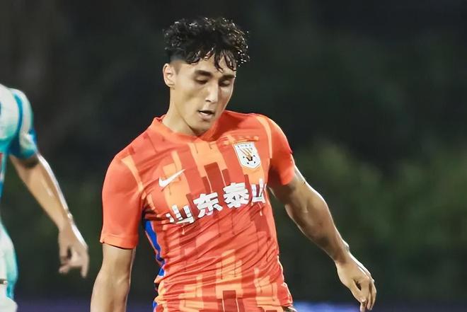 攻防转换慢如牛,高龄后卫线跟不住,山东泰山外援天团不堪大用!