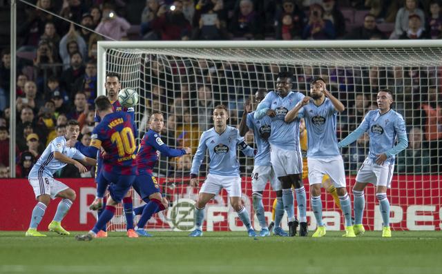 (漫长的7分钟!巴萨官方集锦告别梅西,红蓝球迷边看边哭)巴萨已经连续99场比赛没直接任意球破门,上次还是2021年梅西打进