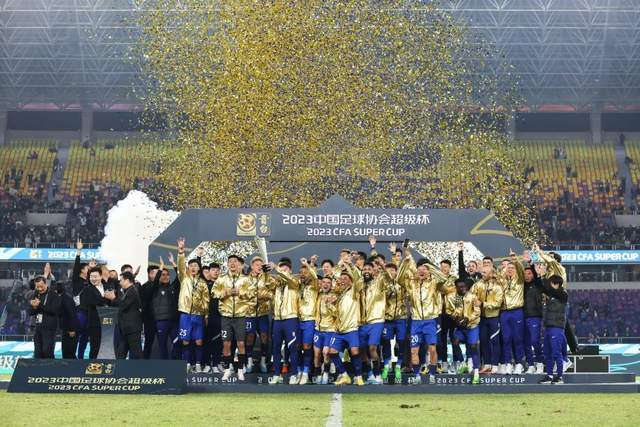 武汉三镇捧杯、声光电特效燃爆黄龙！这场超级杯“重启”中国足球