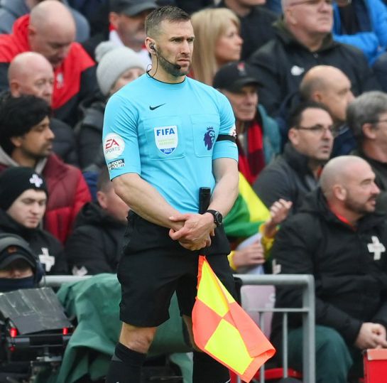 （英超禁赛规则）官方！英超38岁边裁被停职+调查，前名哨：应该禁赛8场