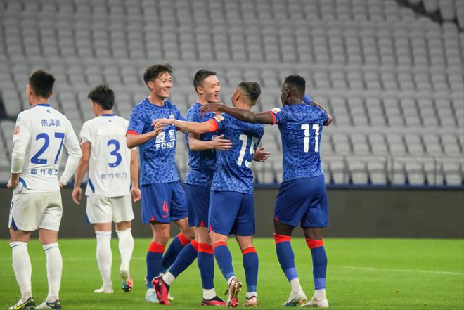 （申花确认吴曦以零转会费加盟）2-1！上海申花逆转，新援进首球，专业球场赏心悦目，吴曦换号码