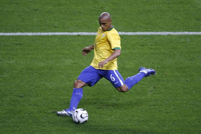 （罗伯特卡洛斯有多强）优雅与力量的混合，“重炮手”罗伯特-卡洛斯今天度过50岁生日