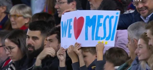 (巴萨vs赫罗纳第10分钟,诺坎普球迷高喊梅西的视频)巴萨vs赫罗纳第10分钟,诺坎普球迷高喊梅西&举我们❤梅西标语