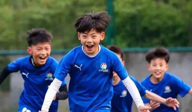 (中国足球梅西)3-5!中国球队倒下,留洋天才独进4球,梅西式突破,C罗式任意球