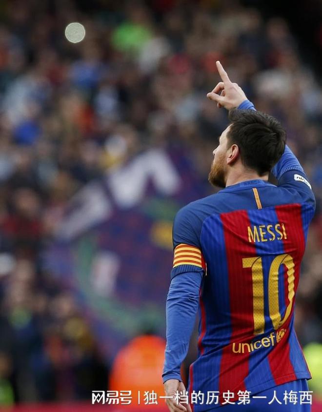 (巴萨球迷围堵诺坎普)巴萨球迷连续第二场在诺坎普第10分钟高呼梅西的名字!