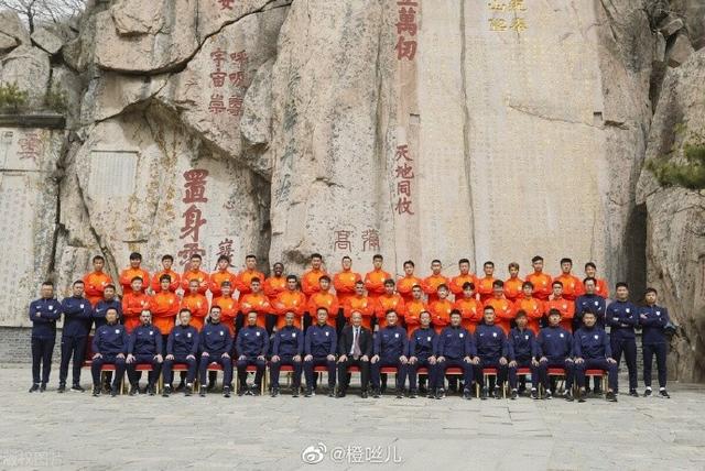 （泰山吴金满）山东泰山拍摄新赛季全家福，吴兴涵、金敬道未在列