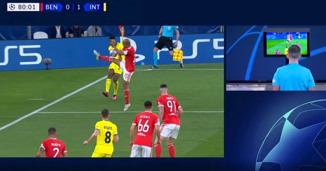 浅析欧冠争议判罚：国米3次手球没有判点，但主裁判没有明显犯错