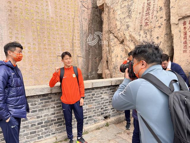 直击山东泰山队登泰山祈福现场，孙准浩最先登顶，中超首轮对阵申花