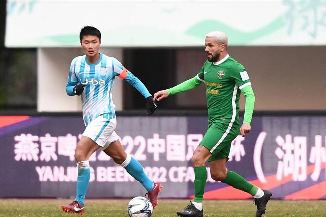 凌晨0点，中超解散队首位退役名将出炉，34岁能踢也不踢+球迷追问