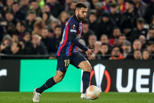 （记者:阿尔巴年薪太高怎么办）记者：阿尔巴年薪太高&巴萨希望说服他离队，但球员不想走