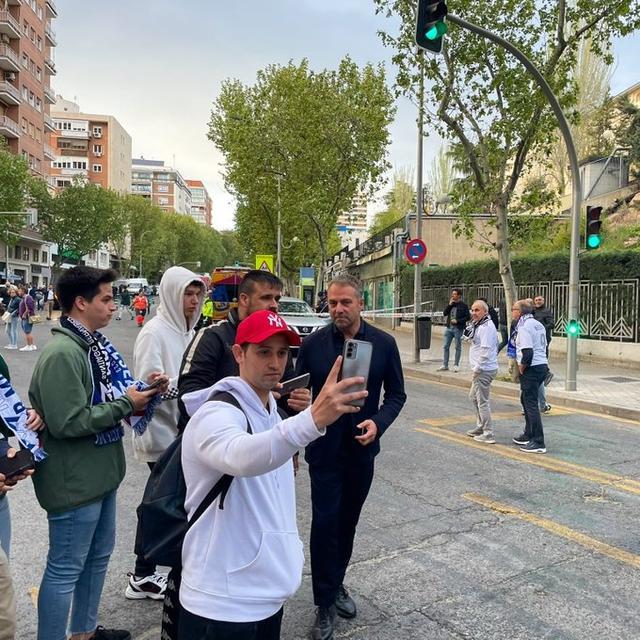 （伯纳乌和弗洛伦蒂诺）来观战了？球迷在伯纳乌球场外偶遇弗里克，并与其合影