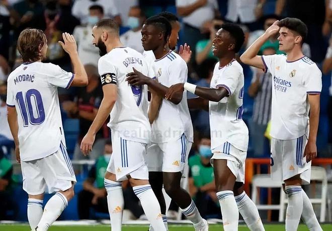 (欧冠皇马比赛)欧冠大战:皇马统治力尽显蓝军毫无脾气,第15座奖杯就在眼前?