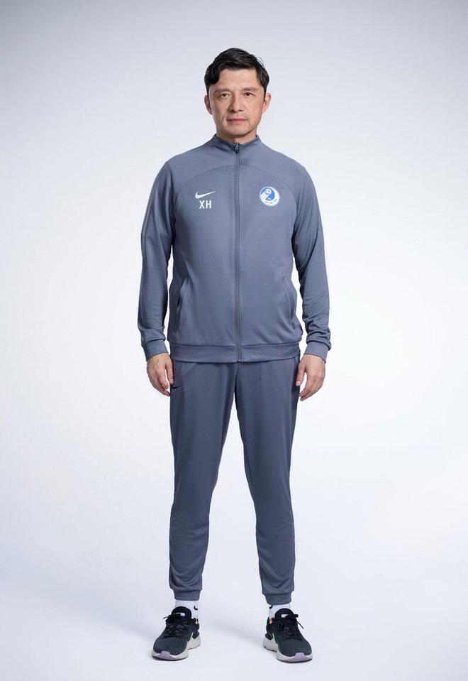 (中超大连球员)中超大连人2023官方全身标准照32张,谢晖与林良铭等弟子大秀身材