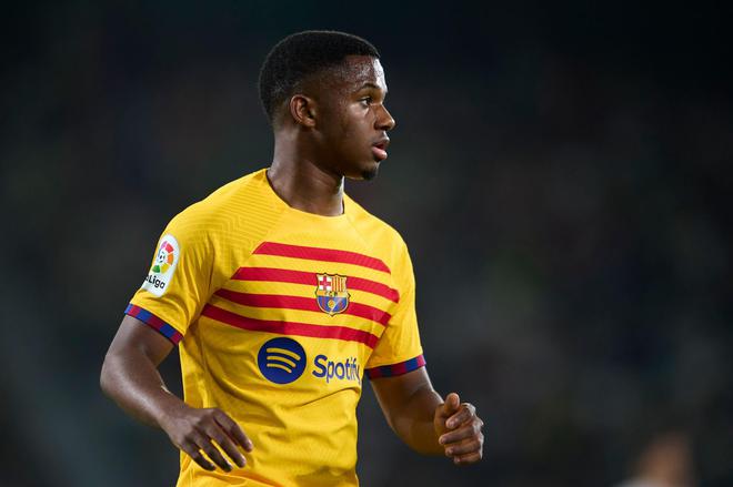 （法蒂在巴萨是几号）拒绝3家豪强，法蒂告知经纪人：只想留在巴萨，继续穿10号