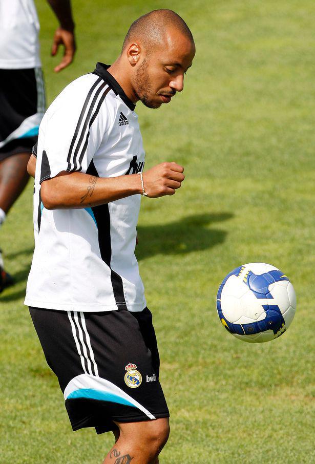 （皇马 福贝尔）被拍到在皇马替补席上“睡觉”，福贝尔：那时我还只是个菜鸟