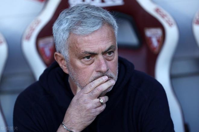 (穆帅欧冠)0-1!两大前锋伤退,点球不进欧联杯吃瘪,穆帅意甲争四也遭重创