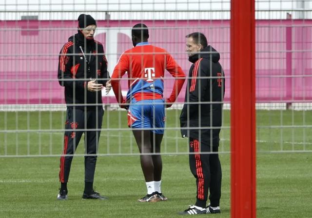 （图赫尔吧）表达支持！图片报：图赫尔和于帕单独对话5分钟并拥抱对方