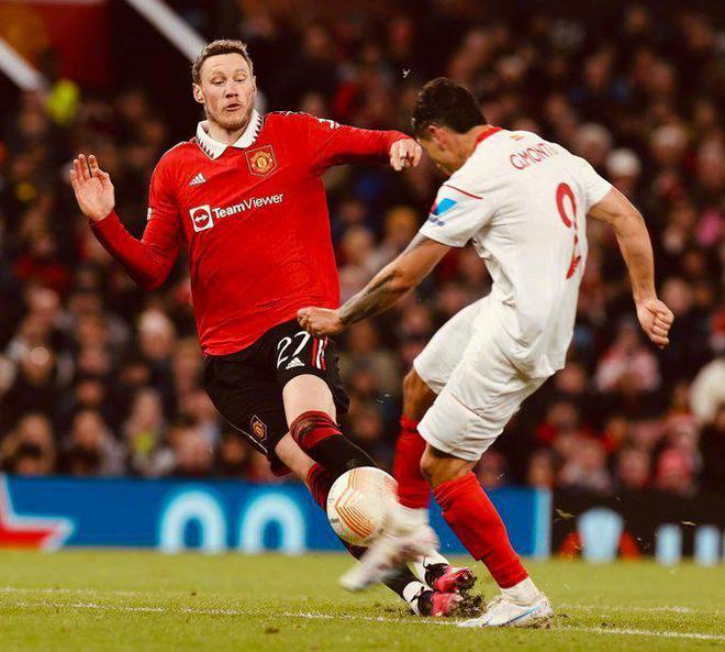 （萨比策转会费）从2-0到2-2！萨比策双响+队友连送乌龙大礼，曼联主场遭绝平