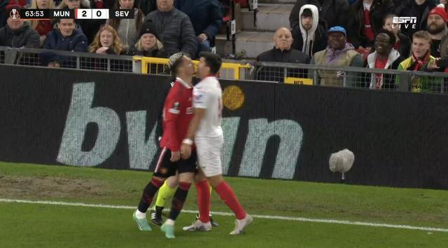 （安东尼库尼斯比赛视频）顶牛！安东尼对阿库尼亚使出扫堂腿，二人随即发生冲突