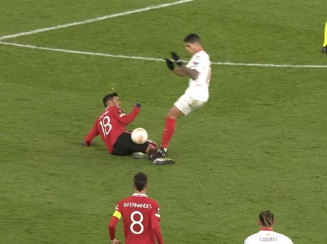 （卡梅拉比赛视频）这下有点狠！拉梅拉踩踏卡塞米罗染黄，VAR介入后维持原判