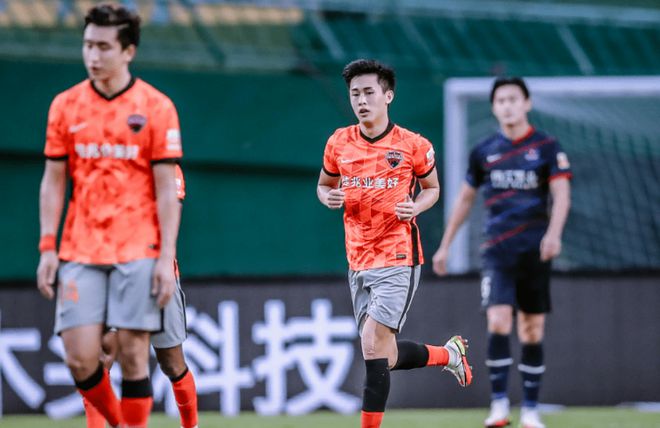 留洋+4次转会被阻止！23岁国足第一中场无助，中超元年冠军太霸道