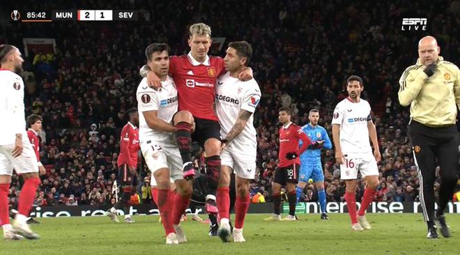 曼联铁卫重伤本赛季恐报销，泪洒赛场被对手抬下！滕哈格披露伤情