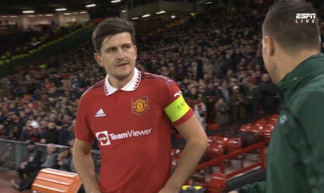 (曼联球迷疯狂)疯狂2-2!曼联包办4球却没赢:进球被吹+中柱+2乌龙,造12年奇景