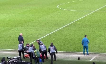 (阿根廷退出利马集团)利马被抬走时曼联球迷高呼“阿根廷”,为其加油鼓劲