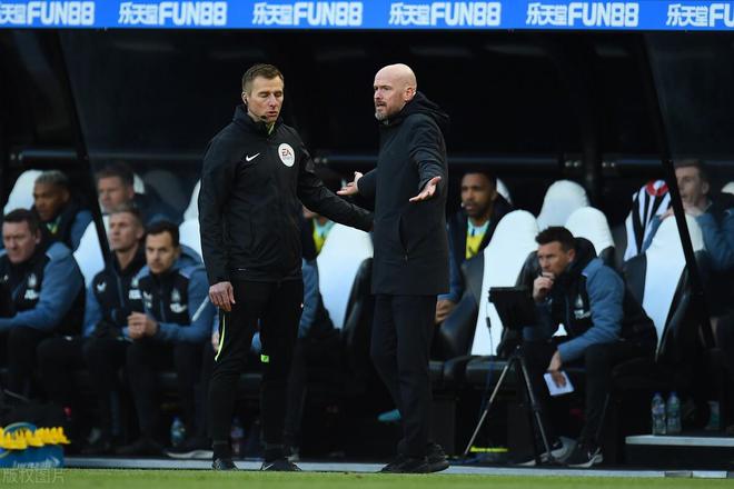 2-0守不住?8分钟送俩乌龙,曼联梦剧场的崩盘,从这俩人下场开始