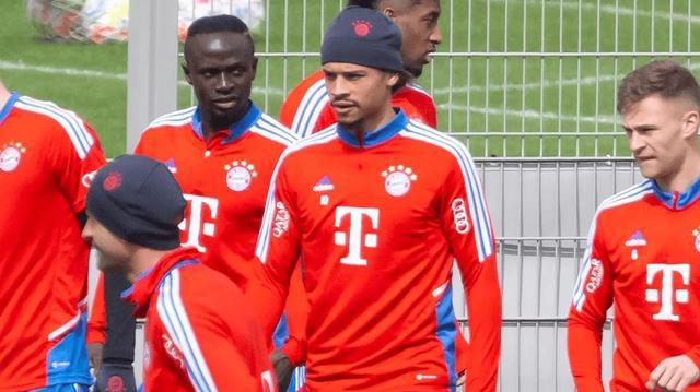 （马内和萨内谁厉害）马内和萨内一起公开训练，二人比较放松没有明显不和迹象