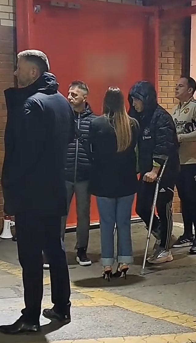 （马丁·利斯）记者：战平塞维利亚后，利桑德罗-马丁内斯拄拐离开老特拉福德