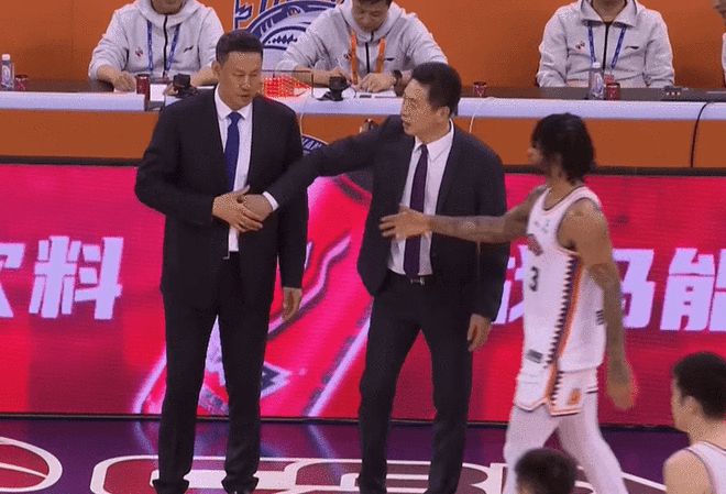 1分钟遭上海10-0！江苏诡异4失误+李楠不叫暂停