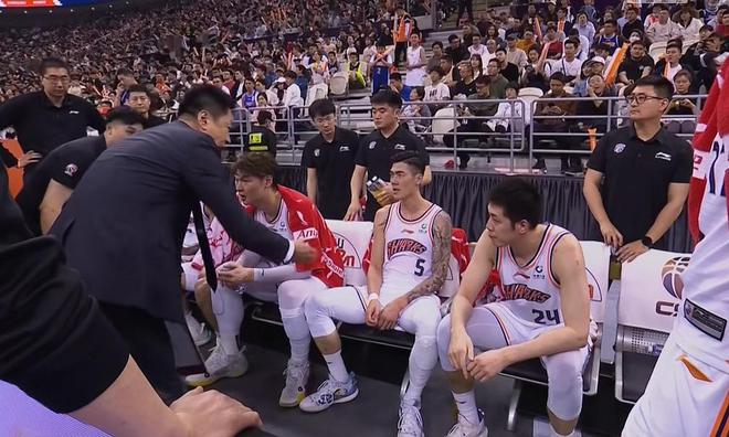 王哲林23分上海险胜江苏 总比分2-1进8强战深圳