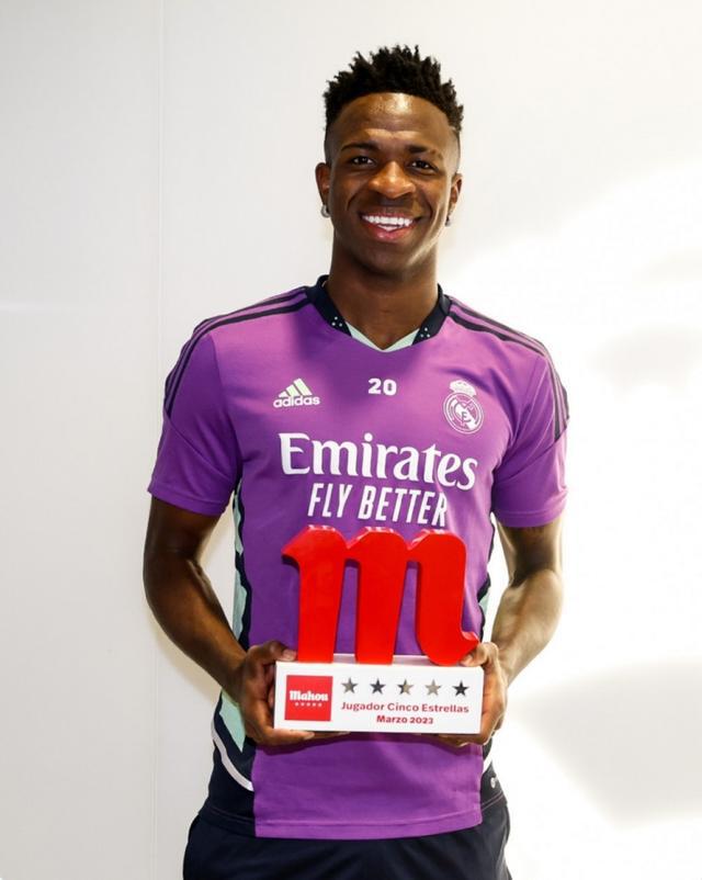 连续两个月当选!维尼修斯领取皇马3月最佳球员奖杯